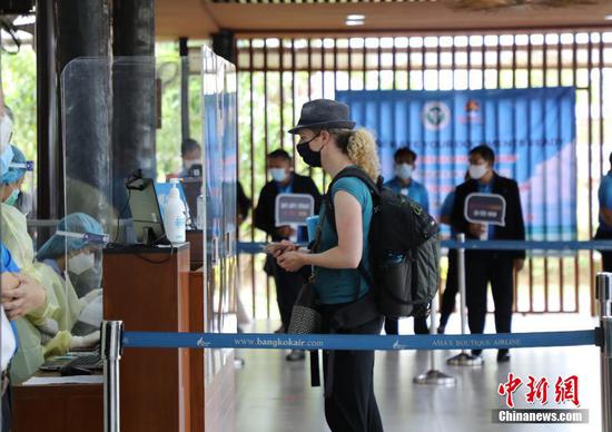 当地时间7月15日，一名游客在泰国苏梅岛机场办理入境手续。当天，泰国启动“苏梅岛+”重新对外开放计划，首批5名国际游客当天搭机抵达苏梅岛。“苏梅岛+”包括开放苏梅岛及其附近的帕岸岛、龟岛（涛岛），这3座岛屿均为泰南素叻他尼府境内的著名旅游胜地。 中新社发 赵婧楠 摄