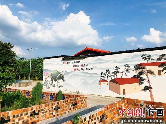 喜庆村潭孟屯的墙画和微菜园形成特色小景。何凯  摄