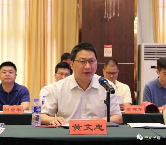 图为珠海市政协副主席、民建珠海市委主委黄文忠发言。