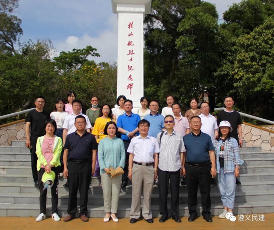 图为民建遵义市委一行在珠海市桂山岛合影。