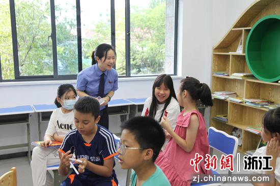 西子姐姐检察官上法治课。西湖检察院 供图