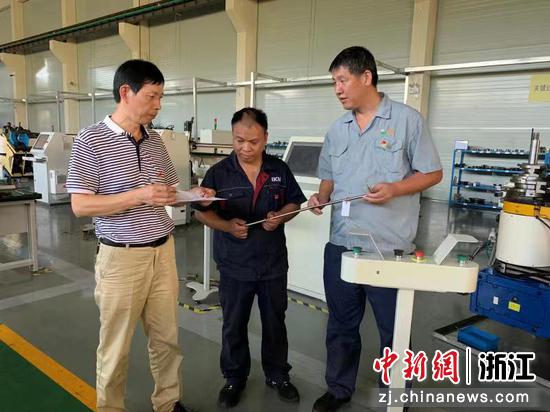 浙江金马逊机械有限公司“红色车间”里的党员人才在攻关技术难题 兰芬菲 摄