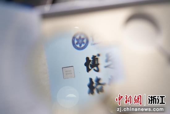 带着晶片的“硬核”礼物 高晓静 供图