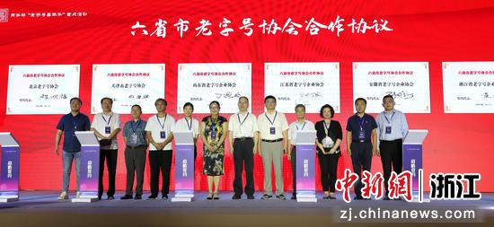 合作协议签约现场。余文华 摄