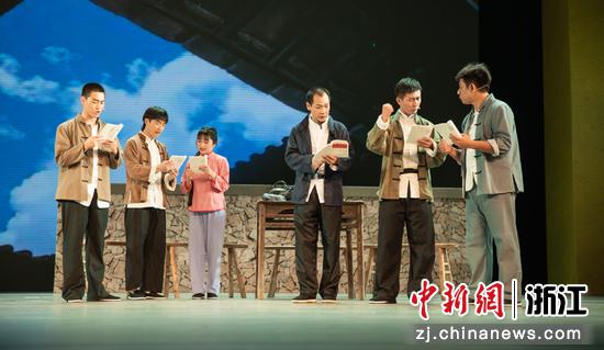 原创朗诵剧《抉择》演出一幕 金圣泉提供
