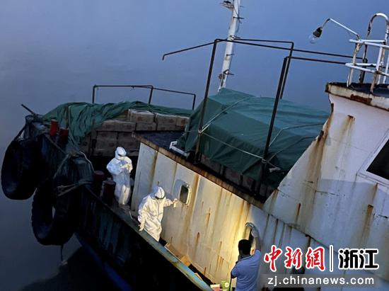 工作人员对涉案船舶和卷烟进行消杀。李雨蕾 供图