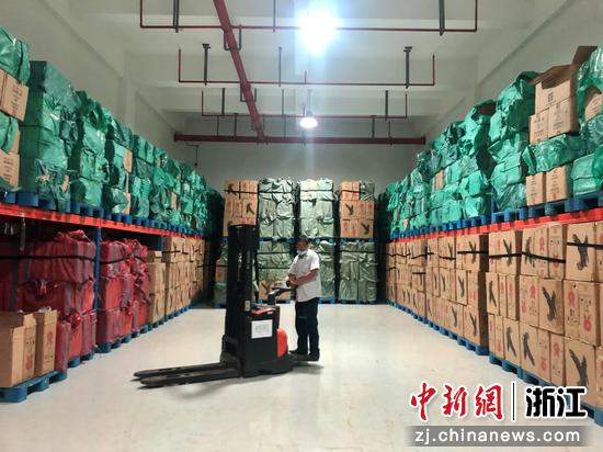 现场查获的涉案卷烟。李雨蕾 供图