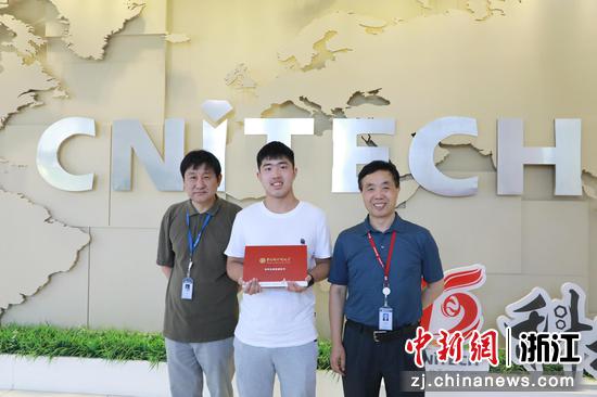 中科院宁波材料所研究员江南（左）、研究员张文武（右）与黄胤翰（中）的合影 高晓静 供图