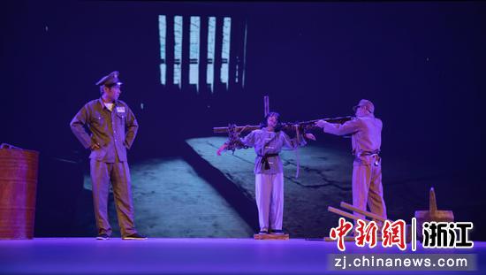原创朗诵剧《抉择》演出一幕 金圣泉提供