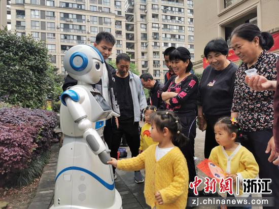 “蓝小智”AI机器人深受儿童喜爱。余杭街道 供图