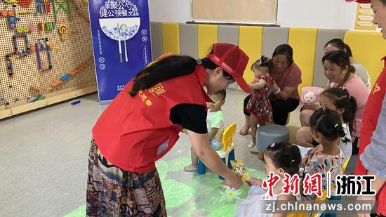文化志愿服务走进学校幼儿园。余杭街道 供图