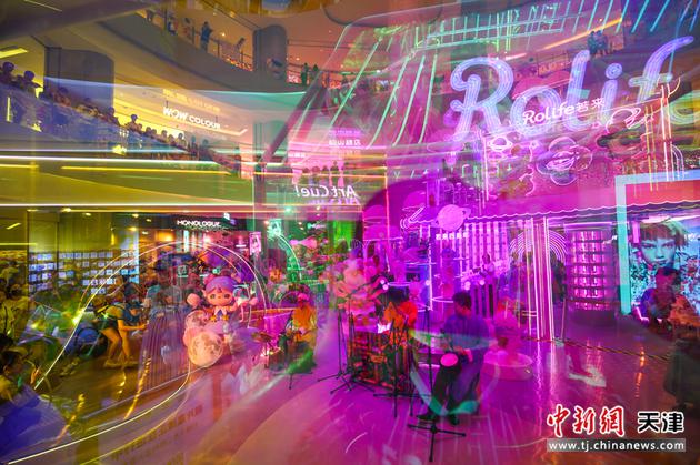 7月17日，中国新文创品牌Rolife若来四周年主题展在天津和平大悦城开展，吸引了许多年轻人前来参观。
中新社记者 佟郁 摄