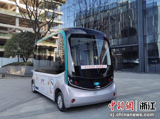 “智小巴”5G网联无人车成为一道风景。余杭街道 供图