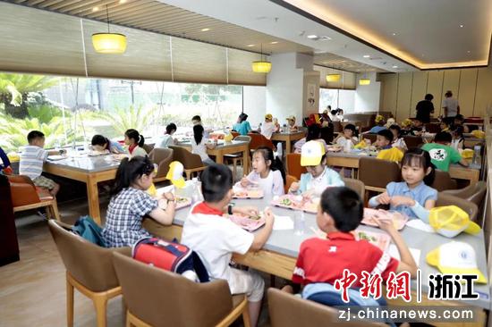 孩子们吃上美味午餐。浙江省人民医院供图