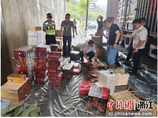 专卖执法人员联合交警查处无证运输案件。杭州市烟草专卖局 供图