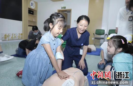 学习急救知识。浙江省人民医院供图