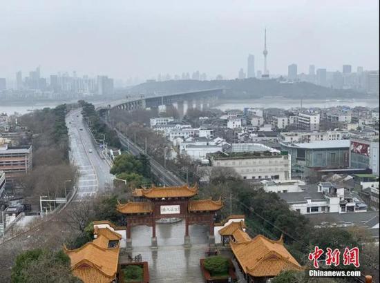资料图：2020年3月，武汉“封城”一月有余，疫情之下黄鹤楼景区已喧嚣不再。图为俯瞰景区入口。中新社记者 杨程晨 摄