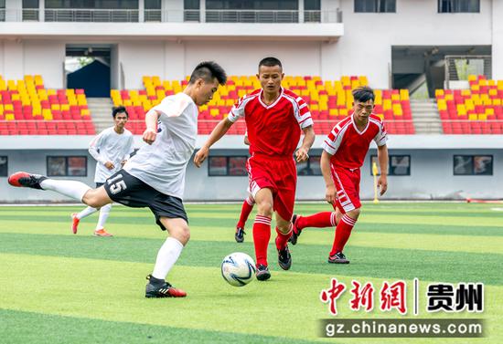 7月18日，毕节市第四届校园足球联赛在黔西举行，男子组在进行比赛。