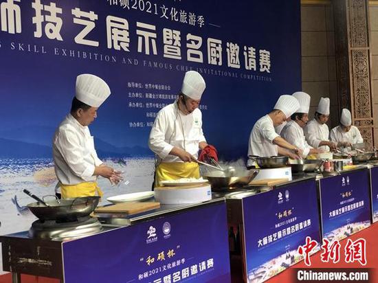18日，和硕县举办大师技艺展示暨名厨邀请赛，各地参赛选手大显身手。　陶拴科 摄