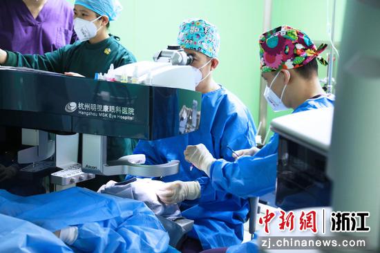 杭州明视康眼科医院院长郑历在做手术。 明视康医院 供图