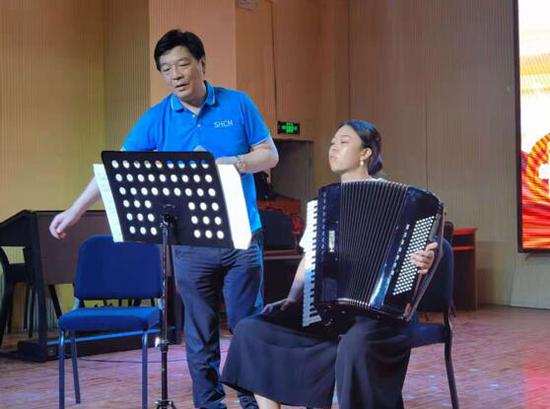 上海音乐学院现代器乐与打击乐系主任徐达维教授对新疆艺术学院手风琴专业学生进行现场教学。