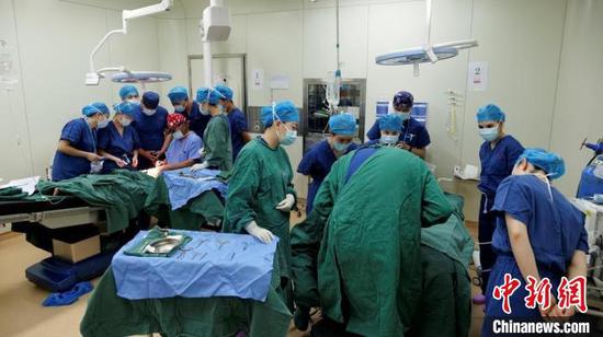 7月17日至7月19日，“母亲微笑行动”志愿者医疗队要完成120例手术。　冯勇 摄