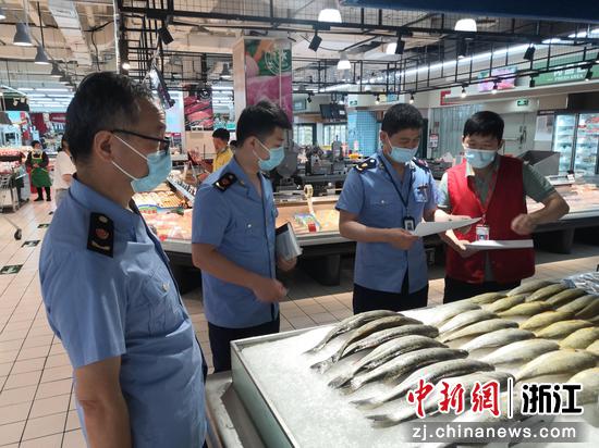 浙江省宁波市市场监管部门执法人员在检查。 宁波市市场监管局供图