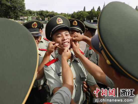 新兵们用友好的方式互相告别。王达 摄