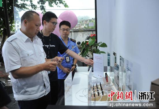 　　遂昌县烟草专卖局、遂昌县公安局、遂昌县市场监督管理局执法人员对电子烟销售户开展联合检查。巫晓俊 摄