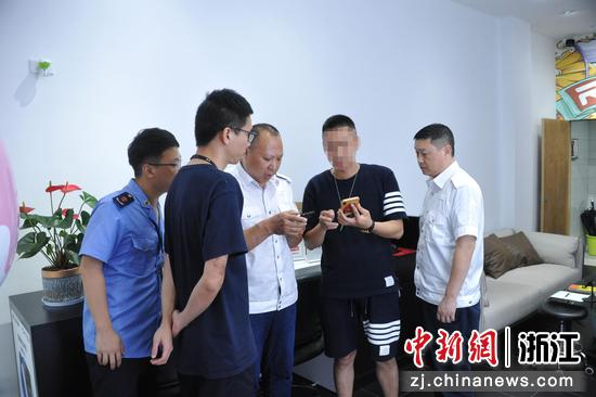 　　遂昌县烟草专卖局执法人员联合遂昌县公安局、遂昌县市场监督管理局执法人员人员开展现场调查取证。巫晓俊