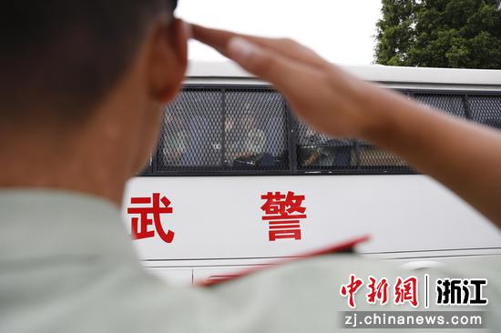 用军礼送新战友离开。王达 摄