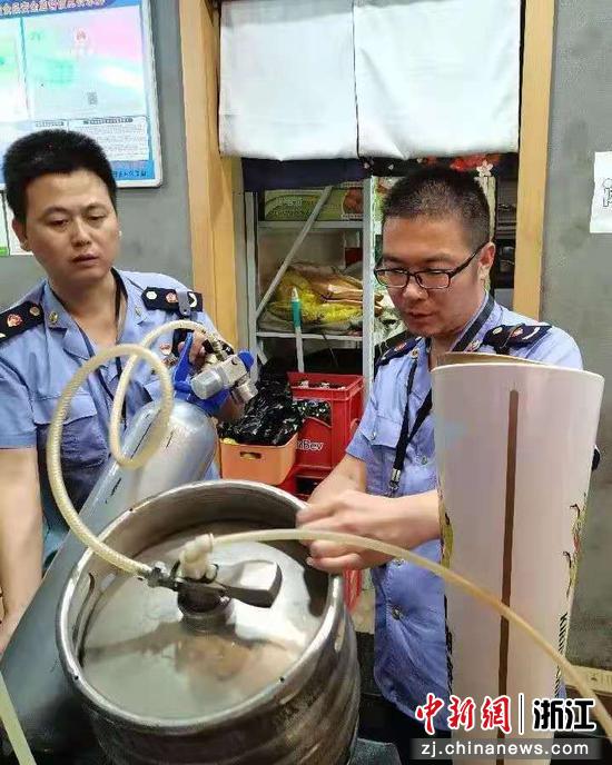 金华市市场监管局综合执法队在检查。  金华市市场监管局供图