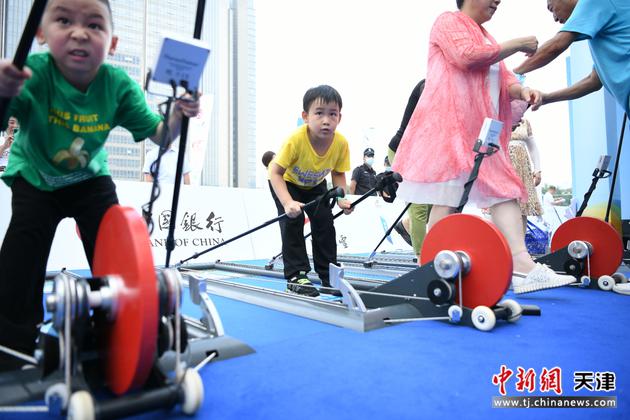 7月19日，儿童体验滑雪臂力训练器。当日，正值北京冬奥会开幕倒计时200天，中国冰雪大篷车百场巡回活动走进天津。据悉，该活动将在中国32个城市开展100场大众冰雪普及推广活动。

中新社记者 佟郁 摄