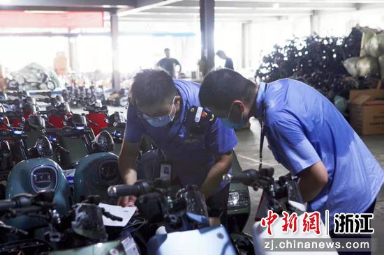 杭州市市场监管局执法人员正在核查。胡亦心  摄
