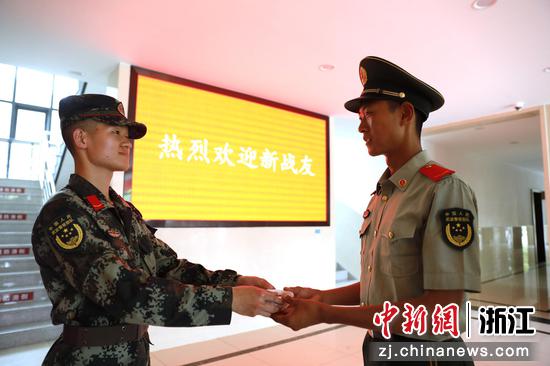 迎接新战友下连。王达 摄