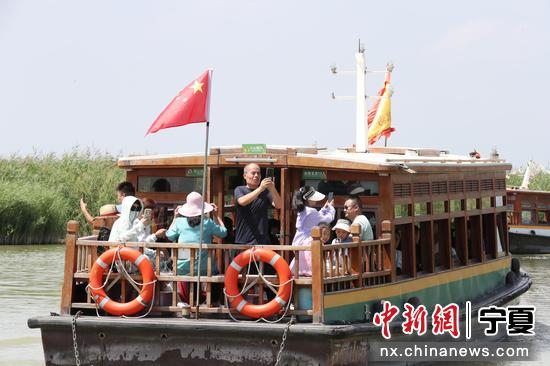7月20日，游客在宁夏石嘴山市沙湖景区内游玩。