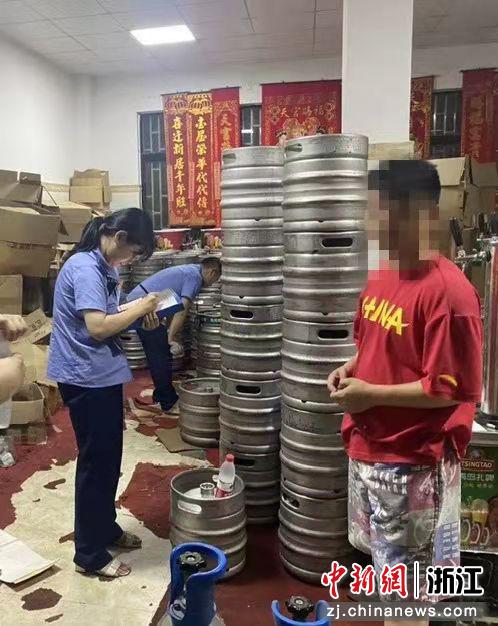 金华市市场监管局综合执法队在检查。  金华市市场监管局供图