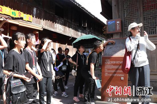 参观浙江临海紫阳古街  孟紫娟 摄