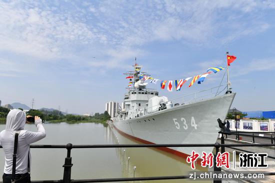 一名游客在拍摄“金华舰”。  包康轩 摄