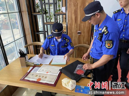 联合执法，强化督查  叶敏峰 摄