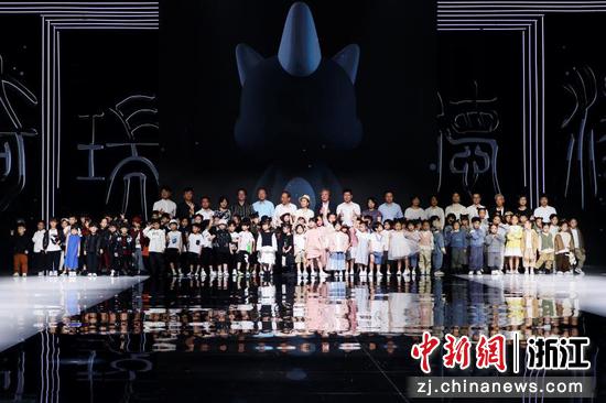 第四届中国国际儿童时尚周闭幕式现场。  干儒森 摄