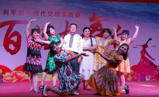 尉犁县文艺小分队表演情景剧《达西村的好日子》。
