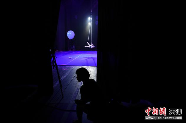 7月22日，中国吊床舞锦标赛在天津开赛。赛事分为中年组、青年组、艺术组、职业竞技组等10个组别，吸引了来自中国多个省市和地区的65名选手同场竞技。
 中新社记者 佟郁 摄