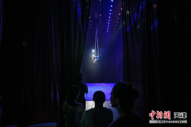 7月22日，中国吊床舞锦标赛在天津开赛。赛事分为中年组、青年组、艺术组、职业竞技组等10个组别，吸引了来自中国多个省市和地区的65名选手同场竞技。
 中新社记者 佟郁 摄