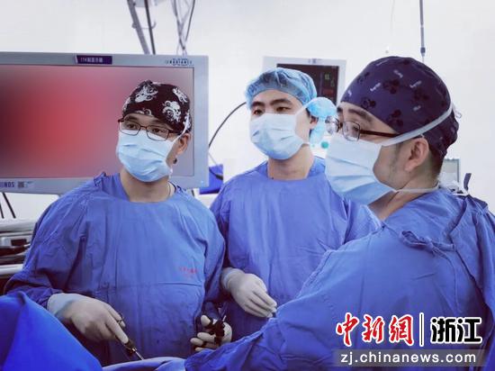 邵逸夫医院团队正进行机器人手术。邵逸夫医院供图