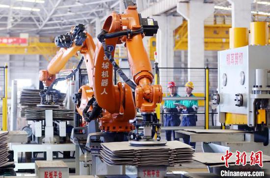 金川集团镍冶炼厂成品智慧车间里，机器人正按照既定程序工作。　高展 摄
