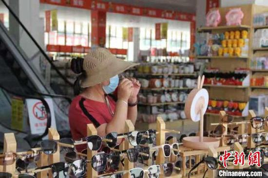 温宿县居民正在直销中心选购商品。　蒋磊　摄