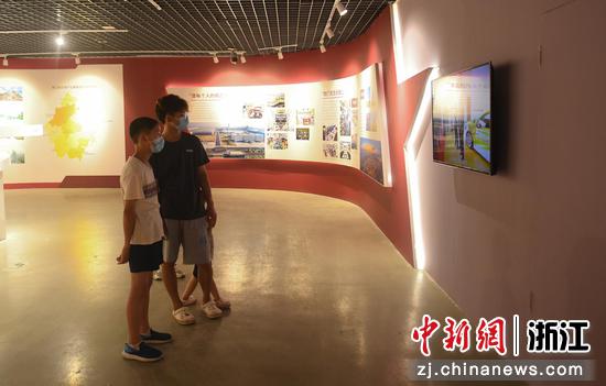 参观者驻足观看浙江产业介绍。王刚 摄