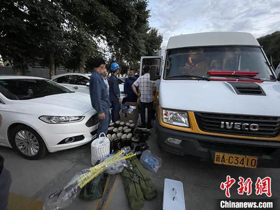 7月22日22时16分，国网哈密供电公司组织党员突击队34人深夜赴河南郑州参加防汛救灾电力保障工作。　冯洋 　摄