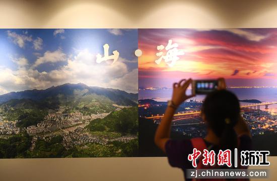 一名参观者拍摄浙江“山海写作”主题内容。王刚 摄